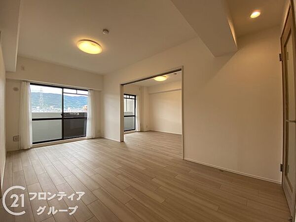 隣の洋室と繋げればさらに広々とした空間として活用できるフレキシブルな間取りですね！お気に入りの家具を自由にレイアウトして、理想のライフスタイルをゆったりと描けそうですね！