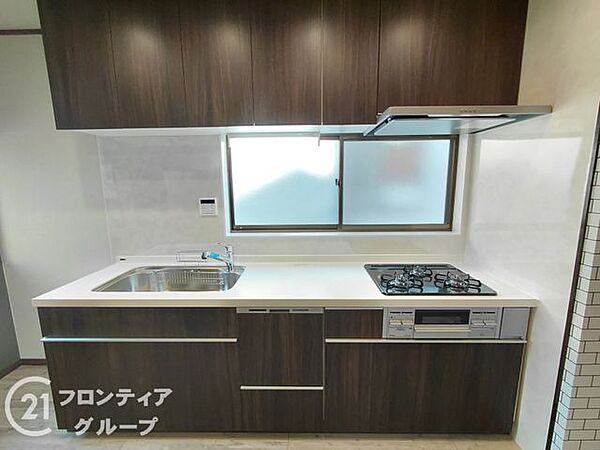 キッチンの収納も充実。食洗器完備で家事も楽々！生活の質が向上すること間違いなしの充実設備です。