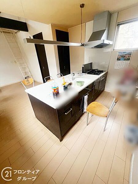 3口コンロ付きのキッチンは、調理の効率が良く、同時に多くの料理を作れる便利で機能的な空間です