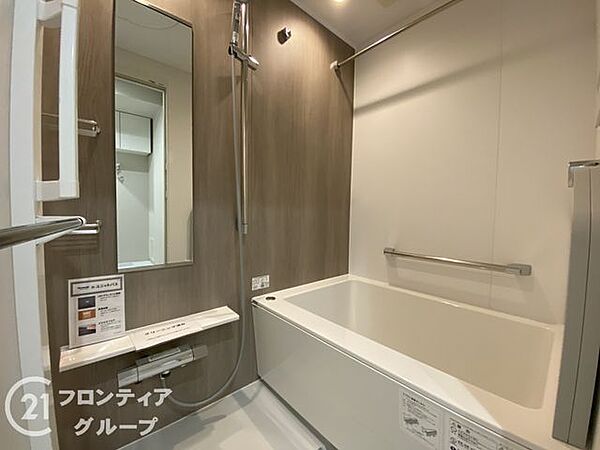 木目調のパネルが落ち着きを醸し出すバスルームで、一日の疲れを優しく解き放てます。ゆったりとした浴槽に浸かりながら、自分だけの贅沢なリラックスタイムを心ゆくまでお愉しみください
