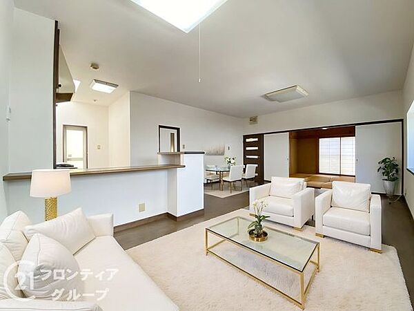 木の温もりが感じられるフローリングが心地よいですね！隣接するお部屋との一体感もあり、開放感あふれる暮らしが叶う広々としたお部屋ですね！
