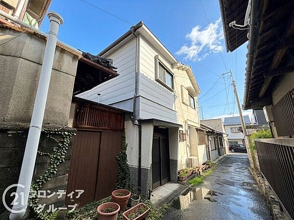 小学校までも徒歩3分でお子様の通学も安心の距離です