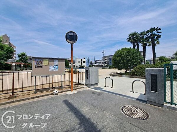 稲田公園 徒歩8分。 570m