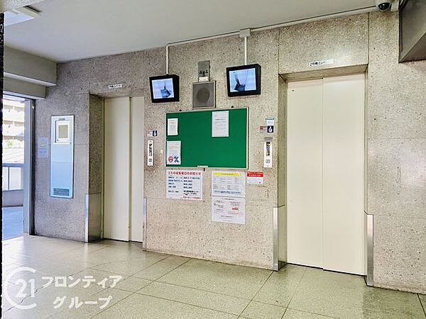 エレベーターホールは、住民の皆様が快適に移動できるよう設計されています。広々としたスペースは、混雑時でもスムーズな乗降を可能にします。