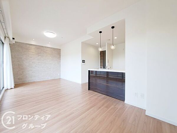 バルコニーからの心地よい光が広がるリビングはナチュラルな色合いのフローリングが家具を引き立て家族全員がゆったりと自分らしく過ごせる開放的なメインルームとなっています