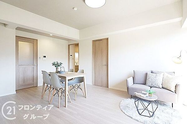 大きな窓から差し込む光が心地よい、開放感あふれるリビング空間です。ナチュラルな色合いのフローリングが温かみを添え、家族全員が自然と集まりたくなるような穏やかな時間が流れます