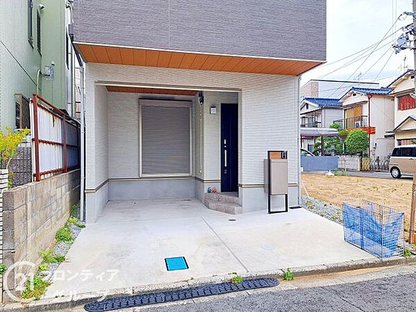 雨の日でも濡れずに落ち着いて出入りできる機能的な玄関アプローチです。シンプルながらも洗練された空間が、訪れるゲストを温かく迎え入れるおもてなしの心を感じさせてくれます