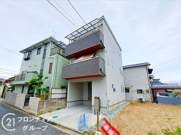 視界を遮るものが少なくスッキリとした開放感が感じられる前面道路ですね！周囲は静かな住環境が保たれており、小さなお子様がいるご家庭でも安心してお過ごしいただける落ち着いたエリアですよ