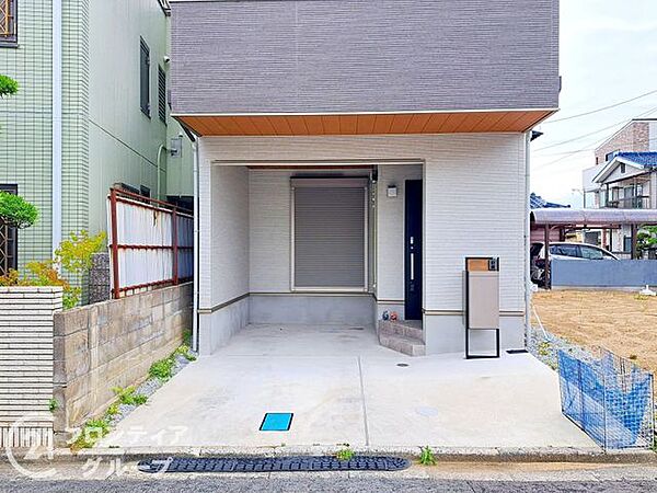 日差しを遮ってくれる駐車スペースなので夏場の車内温度の上昇も抑えられて快適ですね！自転車やバイクを置くスペースとしても活用できる、使い勝手の良さが魅力のマルチな空間です