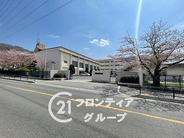八尾市立南高安中学校 徒歩6分。 450m