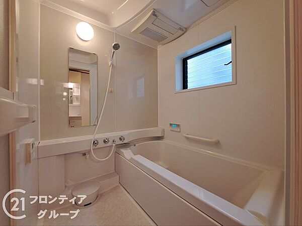 明るい光が差し込む窓付きの浴室は、開放感があって気持ちが良いですね！ゆったりとした浴槽に浸かれば、日々の忙しさを忘れてリフレッシュできそうです。毎日のバスタイムが待ち遠しくなりますね！