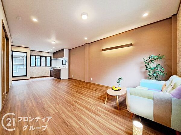 開放感たっぷりのリビングは、ついつい長居したくなる心地よさですね！家族の笑い声が聞こえてきそうな温かい雰囲気で、休日も家で過ごす時間が豊かになりそうです。日当たりの良さも良好で毎日が明るいですよ！