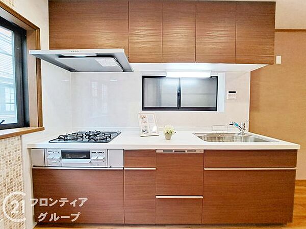 機能的な設備に整えられたシステムキッチンは、まるでおしゃれなカフェのようです。広々としたワークトップでお料理も捗りますし、リビングを見渡せる開放的な設計が家事の時間を楽しくしてくれます