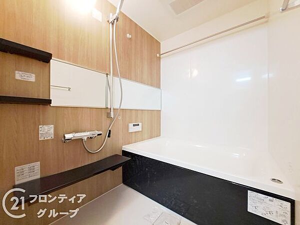 ホテルライクな高級感に包まれる上質なバスルーム！お手入れのしやすさと機能性を両立した、最新の設備が整っています。一日の終わりを締めくくる、プライベートなリラクゼーション空間！