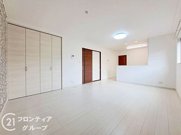 明るいフローリングと白壁のコントラストが、お部屋全体をより広く見せてくれますね！壁一面の収納も完備されているので、お気に入りの家具を自由に配置して、ゆとりあるレイアウトを楽しめそうですね！