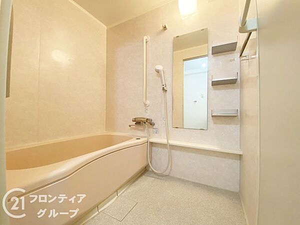 広々としたバスルームで、心地よいリラックスタイムを楽しめます。快適な空間で、日々の疲れを癒す贅沢な時間を提供します。