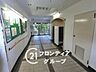 その他：隅々まで手入れの行き届いた清潔感あふれるロビーが、管理体制の良さと住環境の質を物語っています。明るい陽光が差し込み、日々の生活に心地よいリズムを刻んでくれる空間です