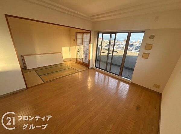 大きな窓から柔らかな陽光が差し込むリビングは、開放感に満ちた心地よい住空間です。隣接する和室を開放することで、さらに広々とした家族団らんの場として活用いただけます