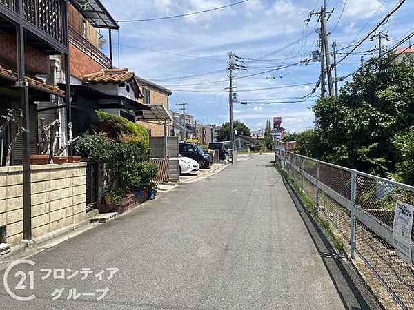 前面道路は落ち着いた交通量で、小さなお子様がいるご家庭でも安心してお過ごしいただけます、周囲は静かな住宅街となっており、プライバシーを確保しやすい住環境です