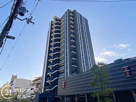 シンプルながらも存在感のあるマンション外観は、住む人を魅了し、日常に特別な時間をもたらします。都会的なデザインが魅力で、住む人に誇りを与える空間です