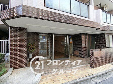 ガラス越しに柔らかな光が差し込み、毎日の出入りが楽しみになるような明るい空間ですね！品格を感じさせる広々としたアプローチが、住まう方の落ち着きを静かに語りかけてくれます