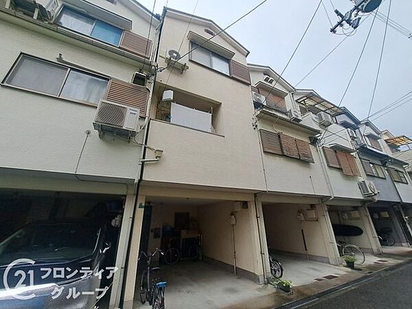 陽光に美しく映える明るい色調の建物外観！日々のメンテナンスが丁寧に行われてきたことが一目でわかる、家族の誇りとなるような気品あふれる佇まい！