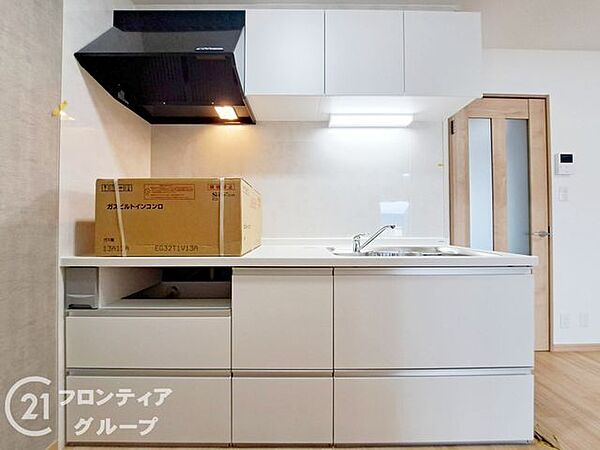 清潔感あふれるホワイトで統一されたキッチンは毎日の料理を楽しく演出します。上質なマンションライフに相応しい洗練されたデザインで、充実した設備が忙しい毎日を心地よくサポートしてくれます