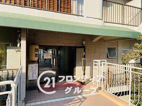 マンションのエントランスは、住まう方々を迎える洗練された空間です。日常の出入りを快適にするための工夫がされています。