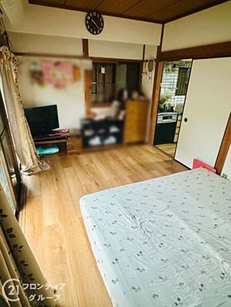 木のぬくもりを感じるフローリングが心地よい、開放感あふれるリビングです。家具の配置もしやすいレイアウトで、家族団らんの時間をゆったりと過ごせます。窓からの自然光が室内を明るく爽やかに包み込みます