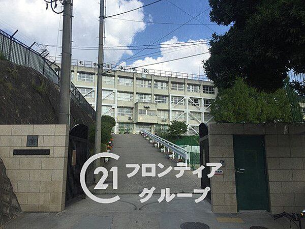 東大阪市立孔舎衙中学校 徒歩6分。 450m