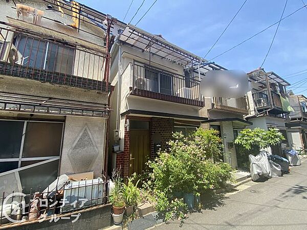自然素材を活かした外観は、温かみのある雰囲気を演出します。自然との調和を感じる住まいです。
