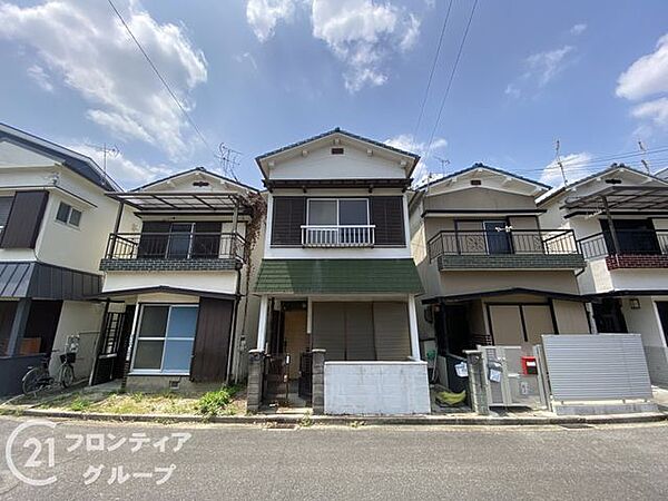 「解体前」現在の建物を解体して、お好みのプランで理想の住まいを形にしませんか。周囲は静かな住宅街で日当たりも良く、新しい生活を始める場所としてふさわしい落ち着いた環境です