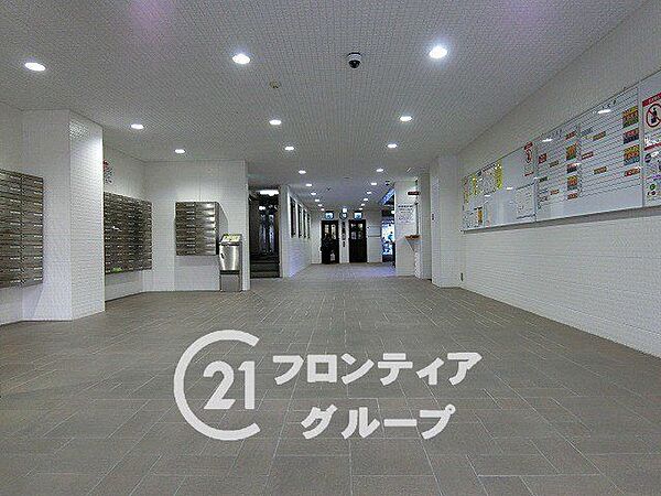 整理整頓されたメールコーナーや明るい共用スペースは、安心感を与えてくれますね！充実した設備が、ワンランク上の快適なマンションライフを優しくサポートしてくれますね！