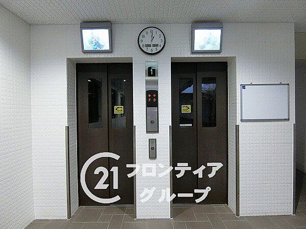重厚感のある扉が並ぶエレベーターホールは、住戸へのアプローチをより特別なものにします。スムーズな移動を支える2基の稼働により、忙しい朝の時間帯も心にゆとりを持って過ごすことができます