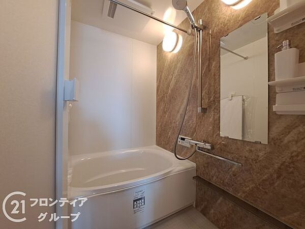 落ち着いた色調のバスルームは一日の疲れを癒すのに相応しい穏やかな空間！足を伸ばしてゆったりと寛げる広めのバスタブなので、毎日リラックスしたひとときを過ごせそうですね！