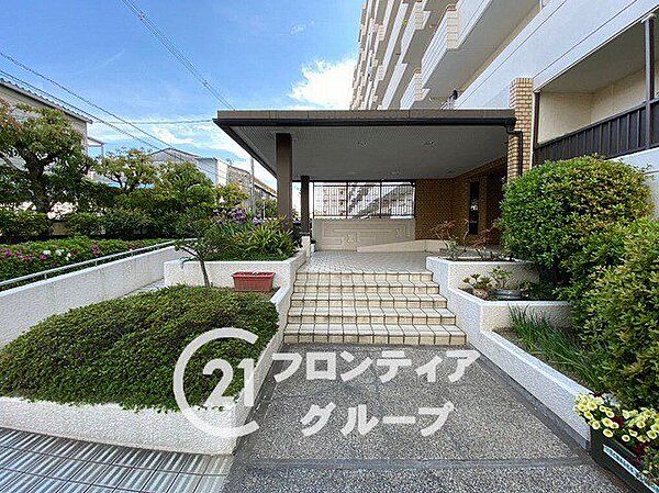 緑の植栽に彩られた格調高いアプローチが、住まう方を優雅に迎え入れます。一歩足を踏み入れるだけで都会の喧騒を忘れさせてくれるような、落ち着きと気品に満ちた上質な空間が広がります