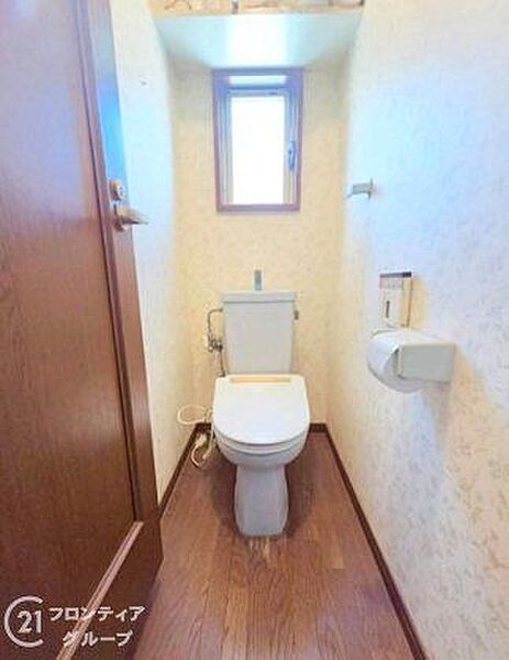 窓付きで明るく、常に新鮮な空気を取り入れられる衛生的なトイレです。白を基調とした内装で清潔感があり、細かな部分まで丁寧にお手入れされているため、気持ちよく使い始められます