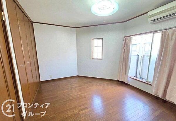 収納力と快適性を兼ね備えた、使い勝手の良い洋室！趣味の部屋やワークスペースとしても活躍する、多機能でスタイリッシュなプライベート空間！