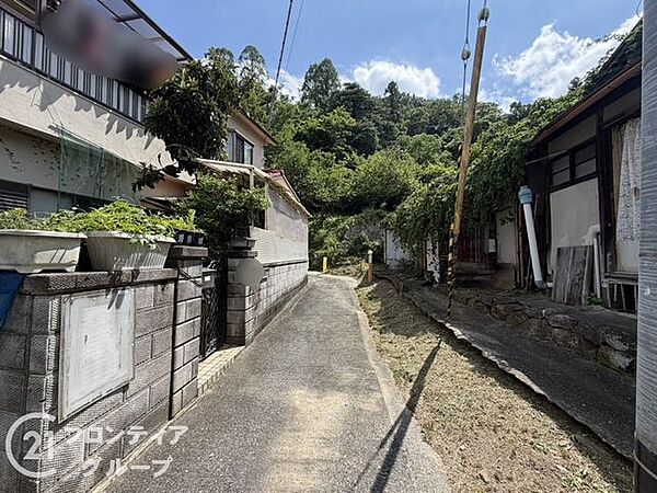 閑静な住宅街に面した道路は、プライバシーが守られやすい落ち着いた雰囲気を感じられますね！都会の喧騒を忘れて、ご家族とのプライベートな時間を大切に育みたい方にぴったりの静かなロケーションですね！