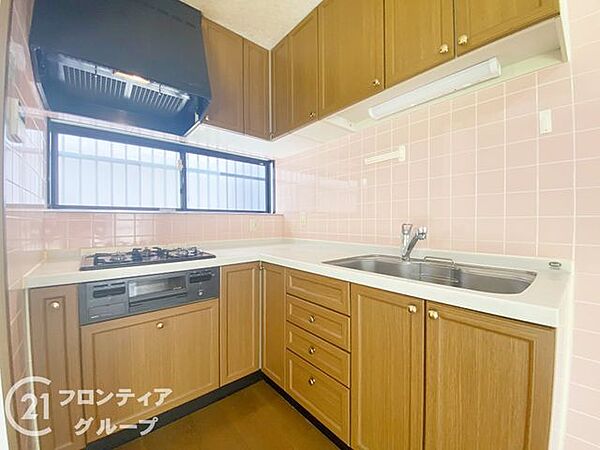 広い作業スペースと充実した収納が、料理を快適にサポートし、効率的な調理を実現します
