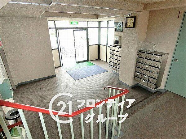 シンプルなロビーですが、住む人にとって居心地の良い空間を提供します