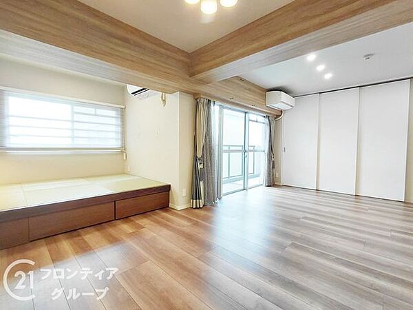 大きな開口部から光が降り注ぐリビングは、開放感に満ちた住まいの中心です。選び抜かれた素材が醸し出す品格と、計算された空間構成が調和し、住まう人の個性を美しく引き立てる上質な居住空間を実現します