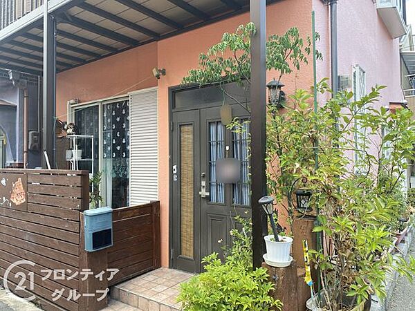 玄関先を彩る緑が、住む人や訪れる人を優しく出迎えてくれます　木目調のドアが温かみを感じさせ、毎日明るい気持ちで「行ってきます」と晴れやかな気分で外出できそうです