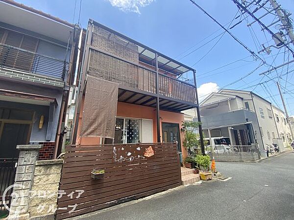 駅から徒歩2分という利便性を誇りつつ、穏やかな空気が流れる心地よい住環境です　周辺にはお買い物施設が充実しており、日々の暮らしにワクワクするようなゆとりが生まれますね！