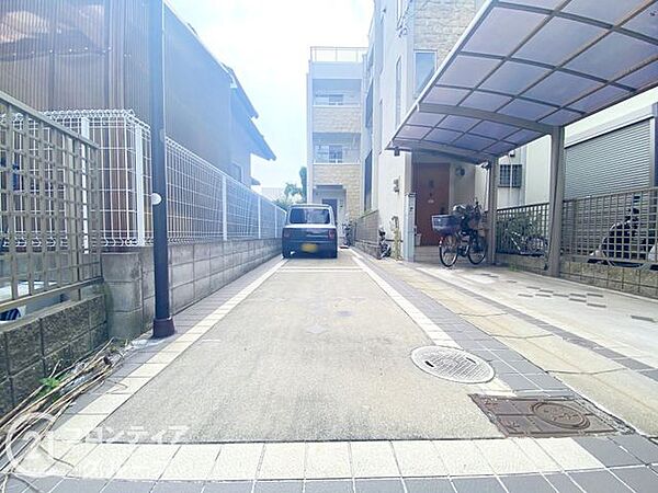 駐車場は複数台の駐車も検討できる奥行きがあり、来客時にも重宝する設計。メンテナンスの手間も少ない舗装済みのフラットな床面が魅力的なポイント！