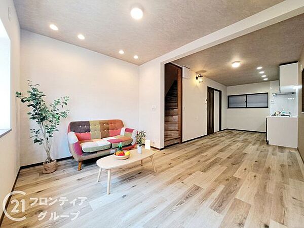 温かみのある光が差し込むリビングは家族の笑顔が自然と増える空間ですね！ナチュラルな内装でお好みのインテリアも映えそうです　リノベーションによる付加価値を感じられる上質な住まいですね！