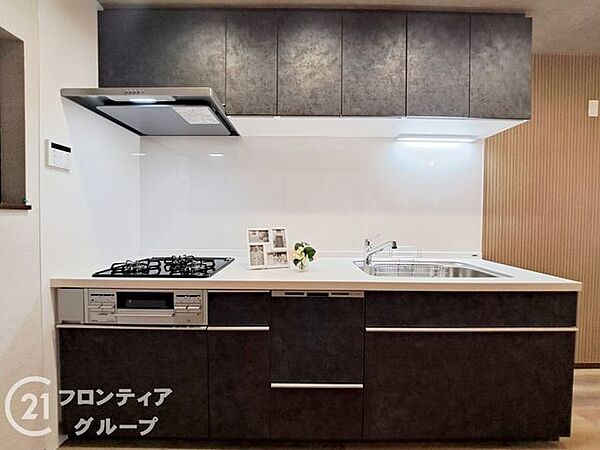 洗練されたデザインのキッチンなら毎日の食事作りもワクワクしますね！シンク周りも広々としており後片付けも快適　家族の健康を支える美味しい手料理がここから生まれる幸せな空間ですね！