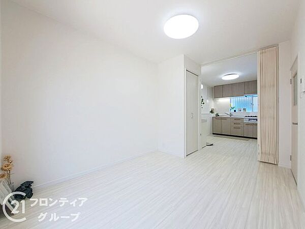 白を基調とした明るい室内は、どんな家具とも相性が良く自分好みの空間に整えられます。家族が自然と集まりたくなるような、穏やかで開放感に満ちたリビングダイニングです