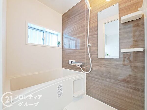 清潔感に満ちたモダンなデザインの浴室！広々とした浴槽に浸かりながら、心ゆくまでリラックスできる至福のひととき！毎日の疲れを心地よくリセットできる大切な癒やしの場所！