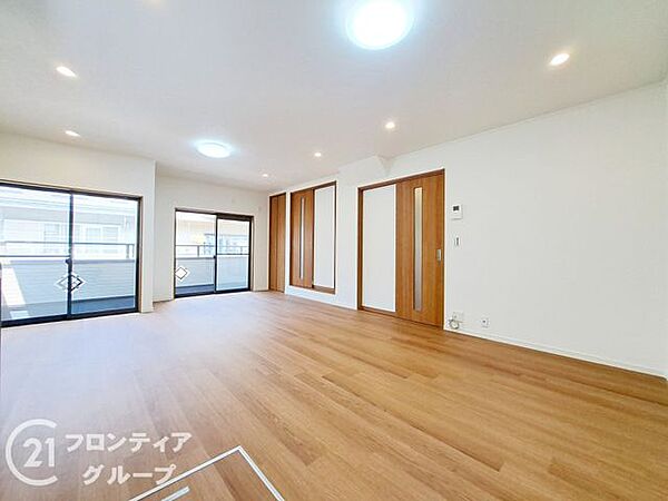 大きな窓から明るい光が差し込み、家族の笑顔が自然と集まる素敵な空間ですね！配置のしやすいシンプルな形状なので、お好みの家具で理想のインテリアを叶えられます。毎日を心地よく過ごせる、ゆとりある住まいです